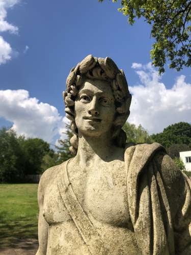 Lyre Player