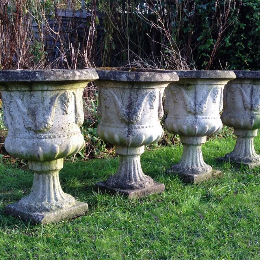Set of 4 urns