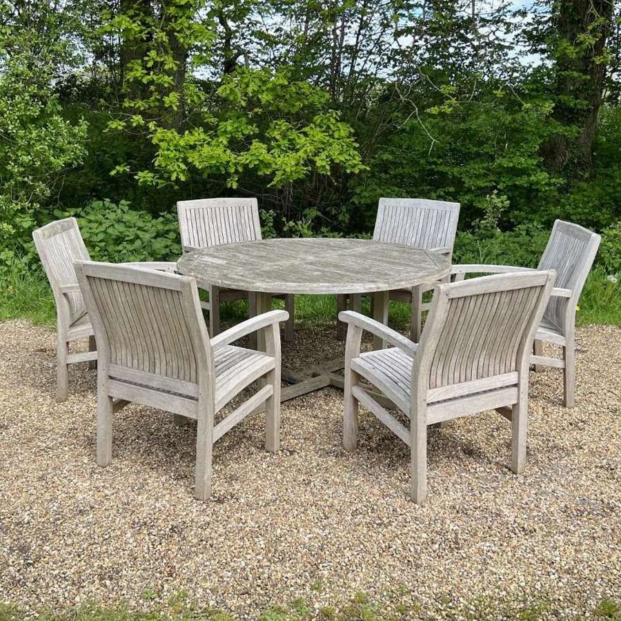 Round Seating Set with 6 Carvers